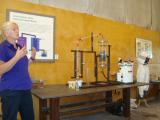 Elsbeth demonstreert proces middels laboratorium apparaat