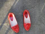 ....de hitte doet de rode schoentjes van de voeten glijden...