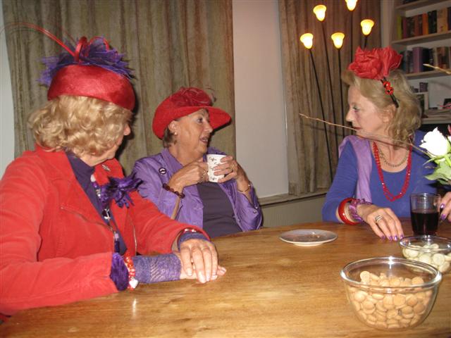 Vice Queen Antamea, Willemien en Kitje lekker aan een bakkie