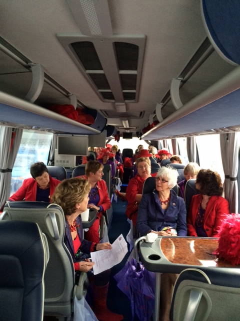 De Famkes en de ladies van Simply Red in de bus....