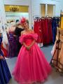 ...Queen Afrodyn haar favoriete jurk is een zuurstok roze...