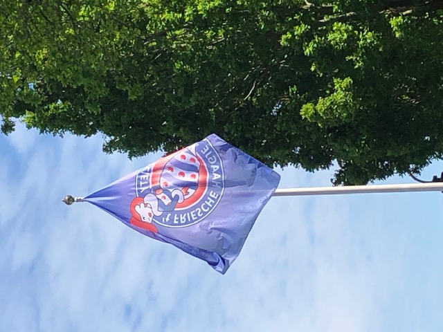 De eigen vlag wappert voor het clubhuis ter welkom