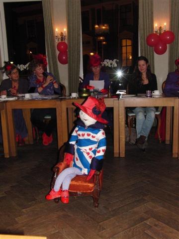 Onze mascotte Hatty, Countess of Frisian op haar troontje