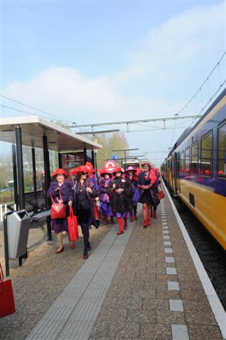 en de trein uit Zwolle arriveert een paar minuten later