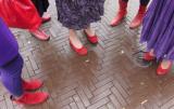 ...de Famkes gelijk de dresscode allen met rode schoenen....