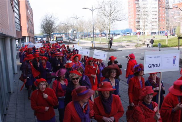 De dames uit Voorhout huppelen achter Simply Red Grou aan
