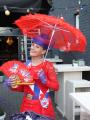 Queen Afrodyn showt cadeau conventiecommissie: Parasol