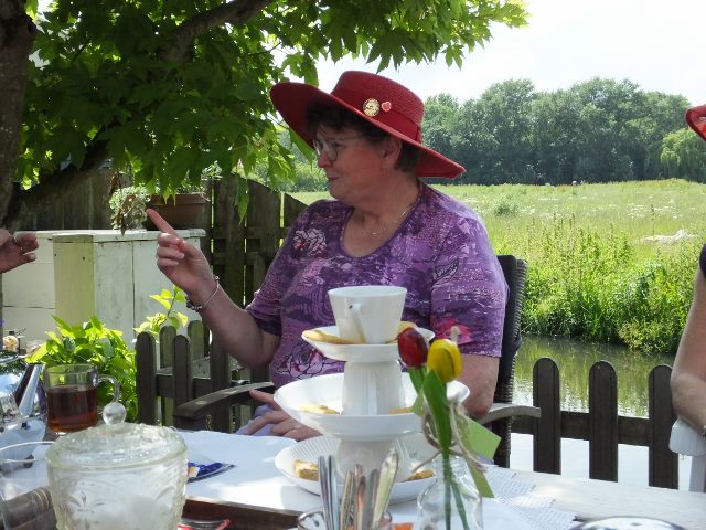 Minke gezellig aan de thee in de tuin van 't Hoedenmuseum