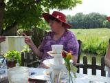 Minke gezellig aan de thee in de tuin van 't Hoedenmuseum
