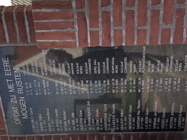 De plaquette met namen van de gesneuvelden
