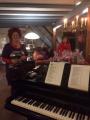 Links onze pianiste Freule Anitha bij Kitje's vleugel