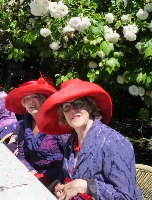 Gravin Catharina en Vicequeen Grace of Red Hats bij lunch