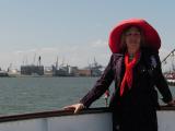 Famke Janke aan de reling van onze feestboot De Majesteit