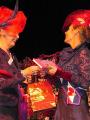 Queen Mum Minke reikt 3e prijs uit aan Queen Afrodyn 