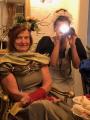 Bij de High Tea maakt 'dienstmeisje' Ansy prachtige foto's