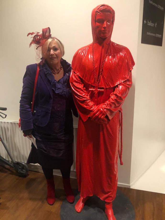 Gravin Catharina poseert graag met mooie rode heilige
