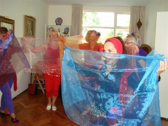 Het dansen met shawls verhoogt de mystieke sfeer